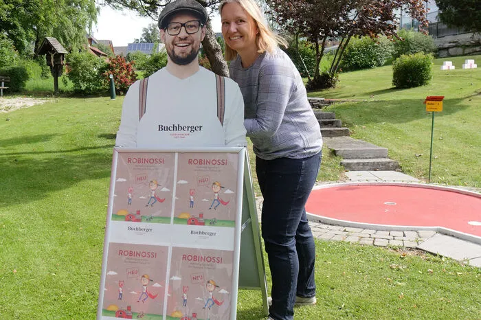 Alexandra Gößlbauer vom Marketing der Fleischerei Buchberger hat Kostproben der von der Fleischerei gespendeten "Robinossi" mitgebracht.