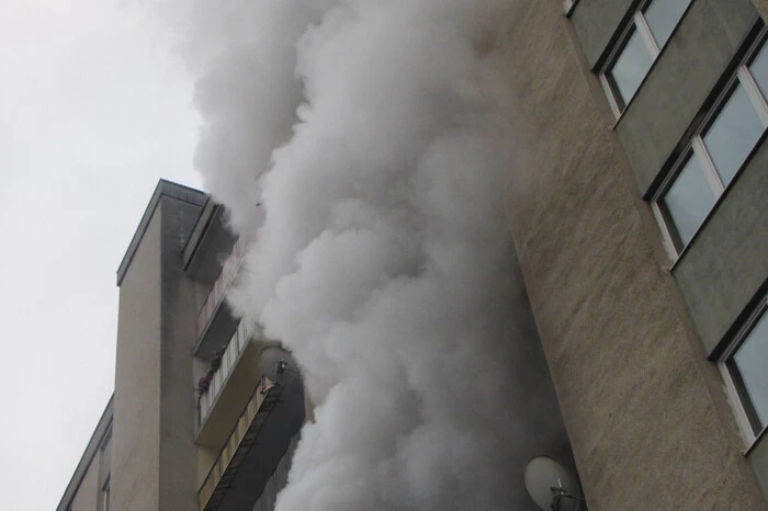 Als Brandursache wird eine brennende Kerze vermutet.