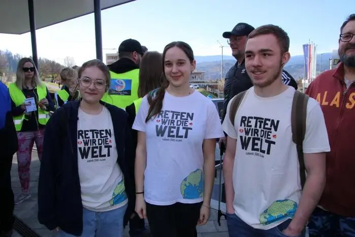 Pünktlich um 9 Uhr begrüßte Bürgermeister Helmut Linhart die Teilnehmer, unter ihnen zahlreiche Jugendliche, ehe sie sich nach einem Gruppenfoto auf den Weg machten.