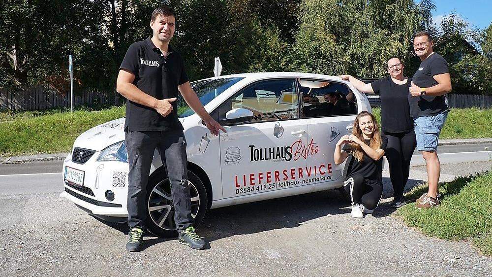 Sascha Pranger (links) und sein Team vor dem neuen Elektroauto
