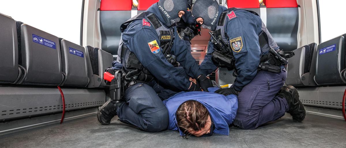 Eine gestellte Szene: Die Schnelle Interventionsgruppe überwältigt einen Kriminellen im Zug