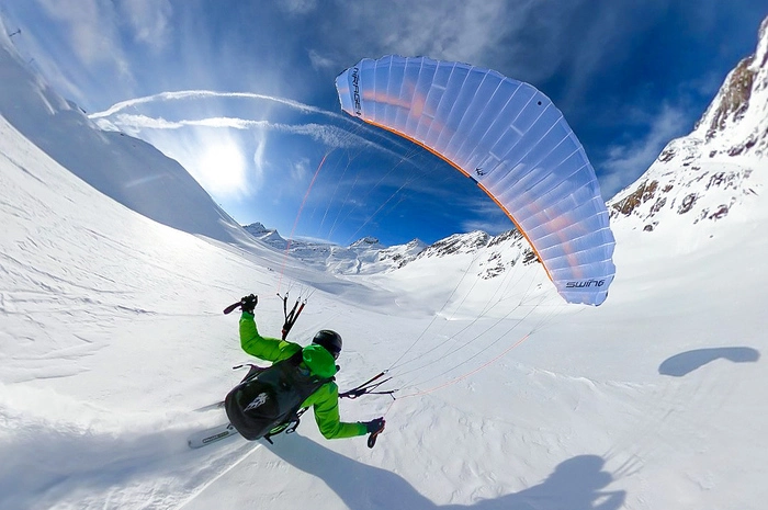 Beim Speedriding fliegt er über die Piste und zieht Schwünge in den Schnee