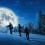 Skitourengeher bei Nacht und ein großer Vollmond | Heute Abend geht der 19. Tristacher Nachttourenlauf über die Bühne