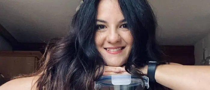 Emma Vicario mit Utensilien zum Einkochen 