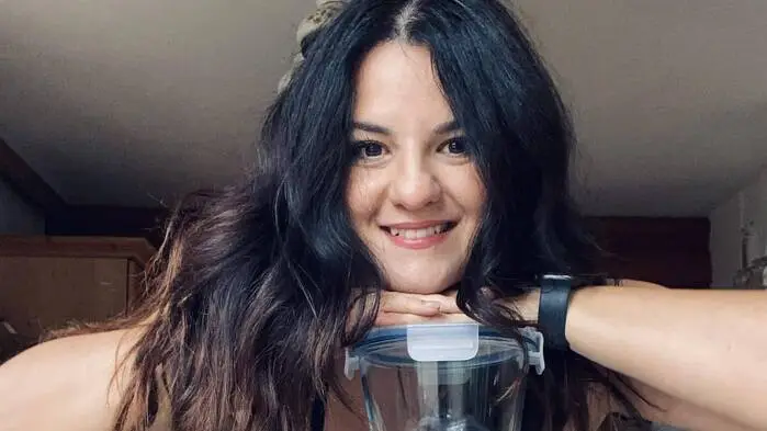Emma Vicario mit Utensilien zum Einkochen 