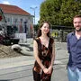 Künstlerin Céline Struger und Kurator Daniel Russegger vor der Skulptur 