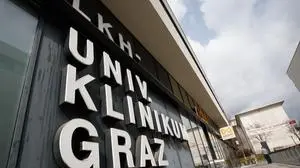 ABD0081_20190327 - GRAZ - ÖSTERREICH: ++ THEMENBILD ++ ZU APA0029 VOM 27.3.2019 - Der Eingangsbereich des Universitäts-Klinikums Landeskrankenhaus Graz am Mittwoch, 27. März 2019. Nach massiver Kritik sollen am LKH Graz keine Herztransplantationen mehr gemacht werden. - FOTO: APA/ERWIN SCHERIAU