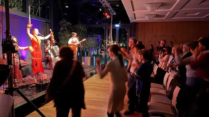 Der Verein Seckau Kultur hat den Nerv der Zeit getroffen, denn die sich der Weltmusik verschriebene Wiener Band Baba Yaga bescherte dem Publikum im ausverkauften Saal des Hofwirtes nicht nur einen unvergesslich schönen Musikgenuss, sondern bewies, dass Musik alle Grenzen und Religionen verbindet und die Weltsprache schlechthin ist.