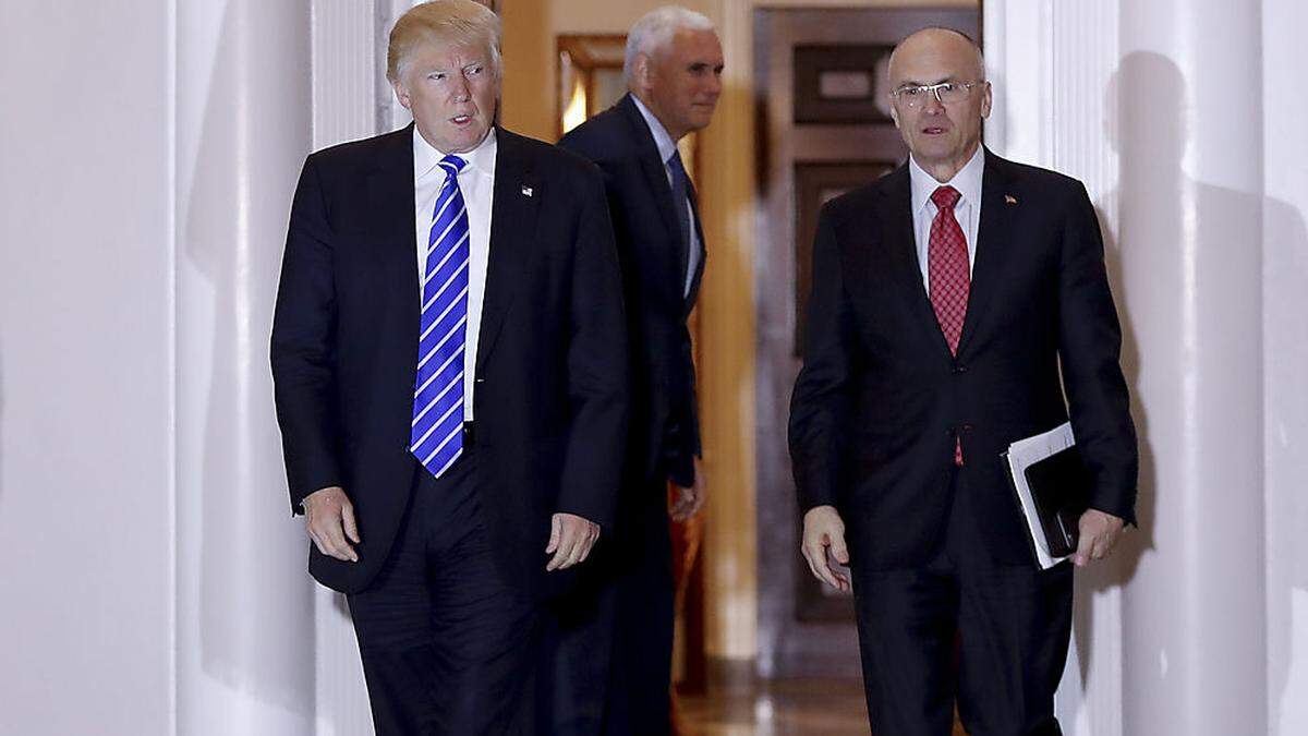 Trump und Puzder, im Hintergrund Vize Pence