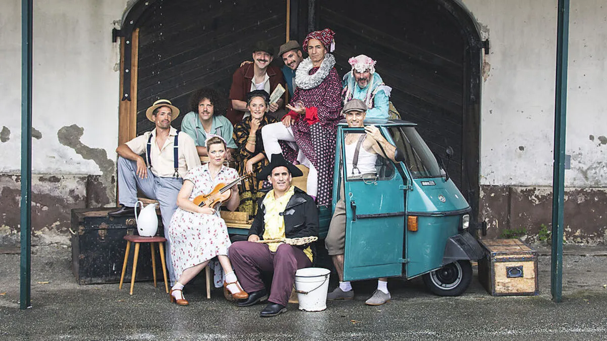 Musikalische Commedia dell’arte mit der Neuen  Hofkapelle Graz und Adrian Schvarzstein (vorne mit Dreispitz)