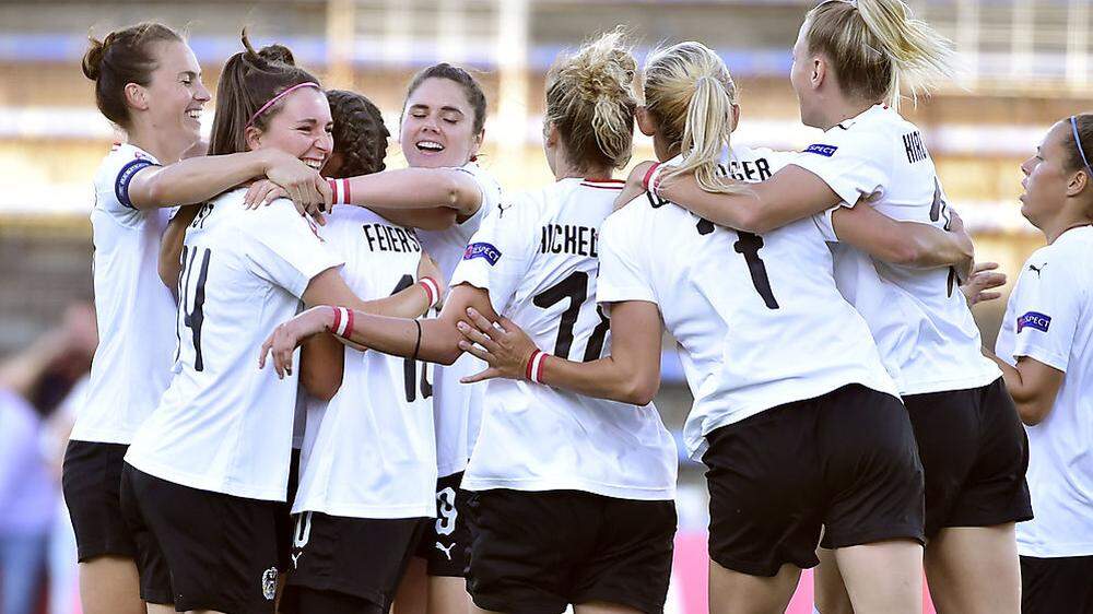 Die UEFA will mehr Mädchen und Frauen auf den Fußballplätzen jubeln sehen – so wie hier die ÖFB-Damen in der EM-Qualifikation gegen Nordmazedonien. 
