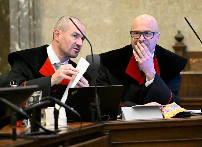 Die beiden Staatsanwälte Roland Koch (l.) und Gregor Adamovic im Gericht | Die beiden Staatsanwälte Roland Koch (l.) und Gregor Adamovic im Gericht