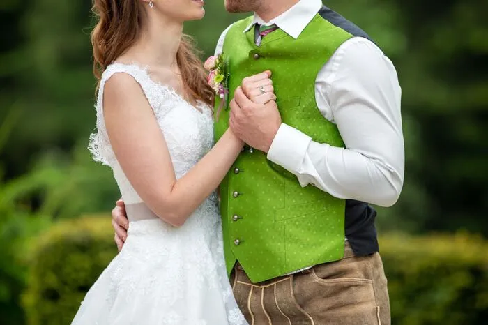 Die wunderschöne Hochzeit von Hannah und TobiasHalsmair fand ganz königlich auf Schloss Kassegg in St. Gallen statt. Mit dabei war auch Tochter Emily (2) mit der das Paar, das in Gaishorn am See zu Hause ist, natürlich dieFreizeit am liebsten verbringt.
