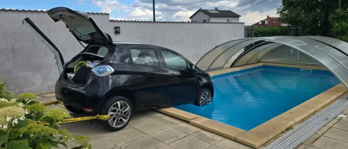 Pkw am Rand eines Swimmingpools