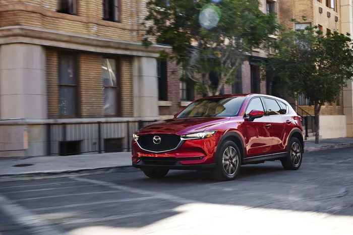 Mit frischen Ausstattungs-Merkmalen wartet der CX-5 im Innenraum auf: Die Mittelkonsole mit dem Schaltknauf liegt jetzt bis zu sechs Zentimeter höher und bietet dadurch eine bequemere Armauflage.