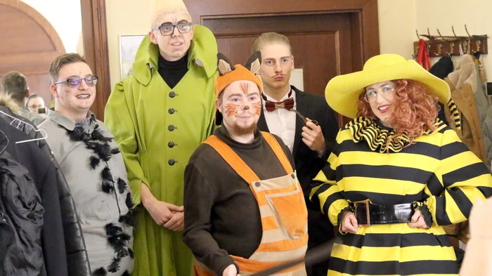 Viel Beifall gab es am Samstag für die Schauspieler anlässlich der Premiere des Weihnachtsmärchens „Der Wunschpunsch“ der Friesacher Burghofspiele im örtlichen Stadtsaal.   