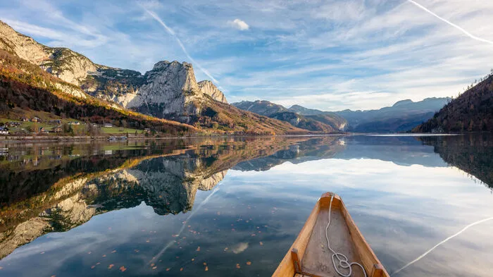 So sieht es derzeit morgens am möglicherweise schönsten Arbeitsplatz des Landes aus - auf einer Plätte am Grundlsee.