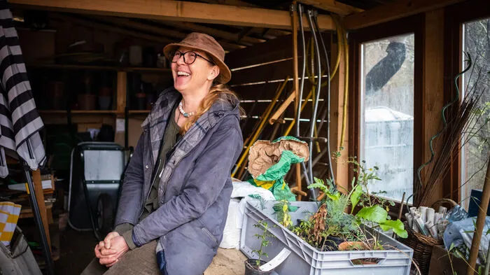 Der Geräteschuppen von Katharina Tripold-Kotzmuth ist außerdem Saatgutlager, Kinderstube für Jungpflanzen und Labor für botanische Experimente.