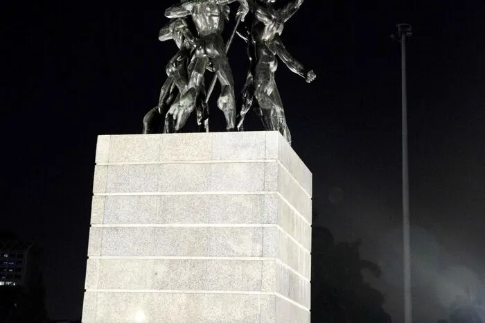 Die Statue der Athleten, symbolisch für die Unabhängigkeitsbewegung von Indonesien. Die Herrschaft der Japaner endete nach dem Zweiten Weltkrieg mit ihrer Kapitulation am 15. August 1945. Ende der 1940er Jahre überschritt die Stadt die Einwohnerzahl von einer Million, 15 Jahre später waren es schon 4,5 Millionen.  Slums breiteten sich aus, ...