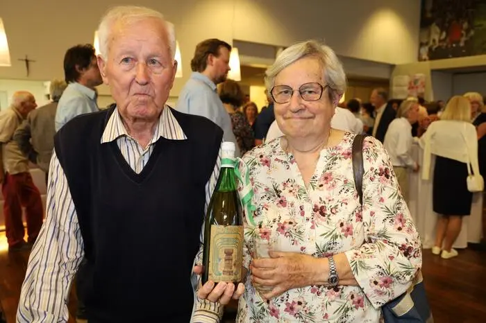 Als historische Rarität wurde vom ehemaligen Stadtgärtner Löffler eine Weinflasche zum Jubiläum „100 Jahre Stadt Feldbach“ vorgestellt