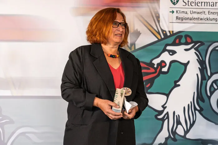 Ute Perl von der Volksschule Fernitz konnte Platz 1 in der Kategorie Bildungseinrichtungen in Empfang nehmen. Das Projekt „Umweltkids“ - eine Schule für die Zukunft setzt im Unterricht auf ein Bewusstsein für Artenvielfalt, Umweltschutz und die Auswirkungen des massiven Ressourcenverbrauches.