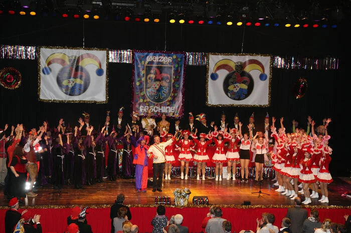 Mit pointierten Beiträgen aus dem Gemeindeleben, aber auch aus der Bundespolitik sorgten die Akteure auch diesmal für Lachsalven im Frank Stronach Saal.