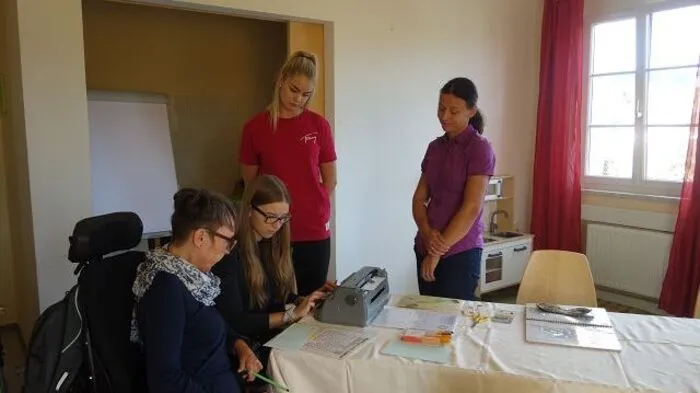 Beim Tag der offenen Tür bei "Christina lebt" in Weiz gab es viel zu erleben. Zum Beispiel ein Hineinschnuppern in die Brailleschrift.
