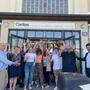 Schuldirektor Wilfried Hude (links) und Caritasdirektor Ernst Sandriesser (rechts) - mit Studierenden der Abend-SOB - bitten ab Herbst in die Tagesschule