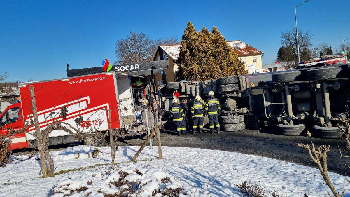 Warum der Lkw umkippte, ist bislang unklar