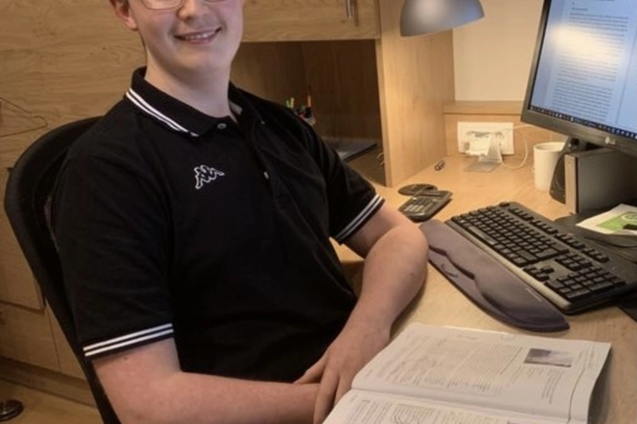 „Mir persönlich geht es sehr gut in der jetzigen Situation. Ich bin definitiv der Meinung, dass der zweite Lockdown gerechtfertigt und die Lage sehr ernst ist. Was das Homeschooling angeht, sehe ich in manchen Bereichen gewisse Vorteile: Zum Beispiel kann man sich die Zeit selbst einteilen, wann man welche Aufgaben erledigt und wie viel Zeit man reinsteckt. Dass die Oberstufe nun wieder zu Hause bleiben muss, bringt aber selbstverständlich auch einige Nachteile mit sich. Allerdings bin ich sehr froh, dass diese Maßnahme gesetzt wurde. Es ist in der Schule völlig unmöglich, die Abstandsregeln einzuhalten, und ich möchte nicht derjenige sein, der die Krankheit mit nach Hause bringt. Schließlich lassen sich die Folgen des Virus nicht vorhersagen, unabhängig davon, ob man zur Risikogruppe gehört oder nicht.“