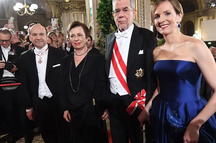 Van der Bellen und Schmidauer mit Staatsoperndirektor Dominique Meyer (links) und Opernball-Organisatorin Maria Großbauer (rechts)