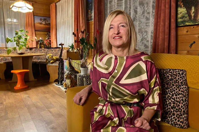 Petra, 61-jährige Rechtsanwaltsassistentin im Ruhestand aus Niederösterreich, ist ein großer Afrika-Fan und war schon einmal auf Safari. „Besonders angetan hat es mir ein Löwe! Der war so friedlich, dass ich ihn am liebsten gestreichelt hätte.“ Ein Mann, der nur in Österreich Urlaub machen möchte, hat von Anfang an keine großen Chancen bei der weltoffenen Petra. Die Rechtsanwaltsassistentin im Ruhestand hat gute, aber auch schlechte Erfahrungen mit der Liebe gemacht. In jungen Jahren führte Petra fünf Jahre lang eine für sie sehr enttäuschende Ehe. Danach kam die Partnerschaft mit dem späteren Vater ihres Kindes. „Meinen Ex-Partner habe ich sehr faszinierend gefunden. Nach 16 Jahren haben wir uns getrennt, weil die Gegensätze dann doch zu groß waren.“ Tempi passati! Jetzt wünscht sich die sportliche Niederösterreicherin, dass sie wieder Amors Pfeil trifft. Sie würde auch noch einmal heiraten. „Dann aber in weiß! Und am besten irgendwo weit weg, denn ich hätte Lampenfieber und wäre froh, wenn mich niemand kennt,“ lacht sie. Wer Petra’s Herz erobert, kann sich also eventuell schon auf eine Hochzeit in der Karibik freuen.