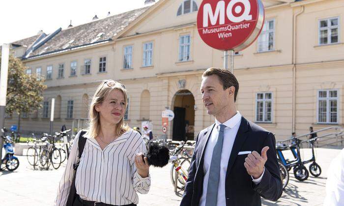 Innenpolitik-Redakteurin Veronika Dolna mit Gernot Blümel vor dem Museumsquartier.
