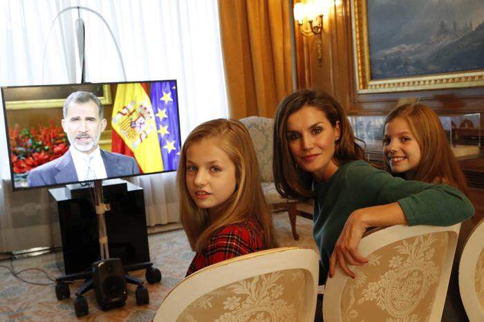 Letzia von Spanien im Jahr 2018 mit ihren Töchtern, während Felipe seine Weihnachtsansprache hält