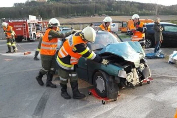 Die Feuerwehr Leitersdorf brachte die Unfallfahrzeuge aus der Gefahrenzone