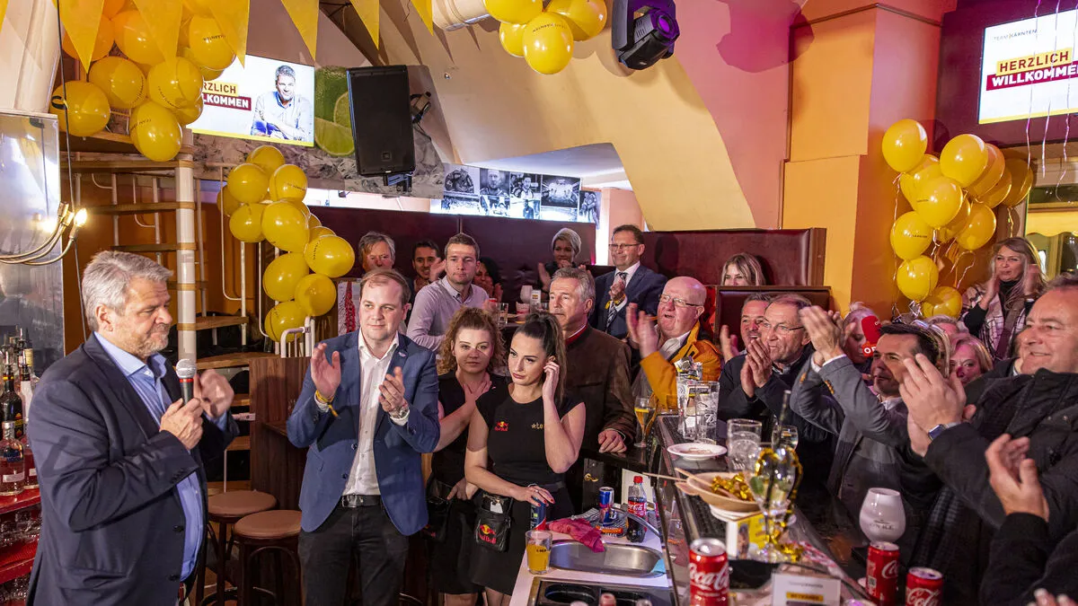 Wie ein Star wurde ein sehr gerührter Gerhard Köfer gefeiert, als er um 20 Uhr zur Wahlparty stieß