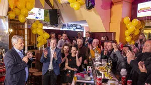 Wie ein Star wurde ein sehr gerührter Gerhard Köfer gefeiert, als er um 20 Uhr zur Wahlparty stieß