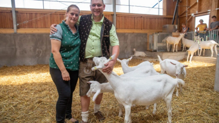 Kathrin und Josef Oschounig sind froh, dass in den Stall wieder leben eingekehrt ist. Im Vorjahr wurde das alte Stallgebäude durch einen Brand komplett vernichtet. Auch alle Ziegen kamen bei dem Feuer um.