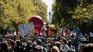 Massive Demonstration In Paris Protestors demonstrate in Paris, France, on September 18, 2025, during a day of nationwide strikes and protests called by unions over France s national budget. France braces for a day of nationwide protests on September 18, 2025, with a source close to the authorities saying some 800,000 people are expected to take to the streets. In a rare show of unity, trade unions urge French people to strike in protest at the authorities horror show draft budget designed to reduce France s ballooning debt. Paris France PUBLICATIONxNOTxINxFRA Copyright: xJeromexGillesx originalFilename: chobeaux-greve18s250918_npH6h.jpg