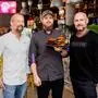 Die beiden „Stern“-Inhaber Andreas Mörtl (links) und Martin Pohl (rechts) haben mit Koch Christopher Pohl (Mitte) eine zusätzliche vegane Karte für den Jänner gestaltet