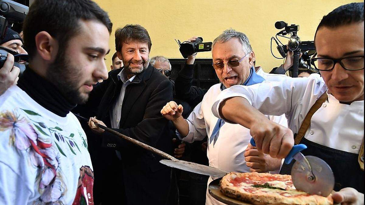 Kultur-Minister Dario Franceschini (2.vl)mit Pizzaioli beim Pizzabacken in Neapel