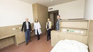 Die Zimmer sollen einladend wirken: Arnold Maier, ärztliche Leitung Michaela Leopold, psychologische Leitung Eveline Oberleitner und Pflegedienstleitung Jürgen Star (von links)
