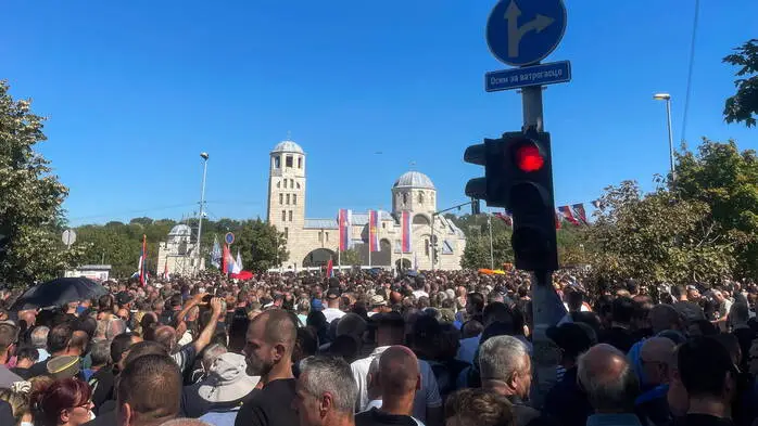 Enormer Andrang vor der Belgrader St.-Lukas-Kirche, um den verurteilten Kriegsverbrecher Ratko Mladić zu verabschieden