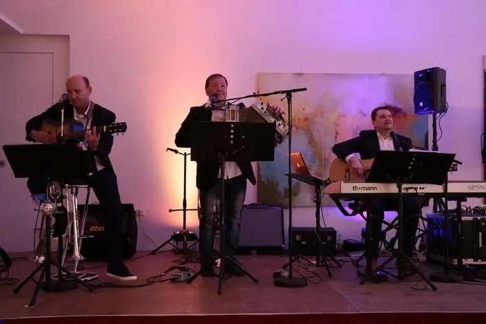 Für ausgelassene Stimmung im selbst dekorierten Ballsaal sorgte die Band "Schnalzer 3". Für den kulinarischen Genuss war das Wirtshaus Huber zuständig.