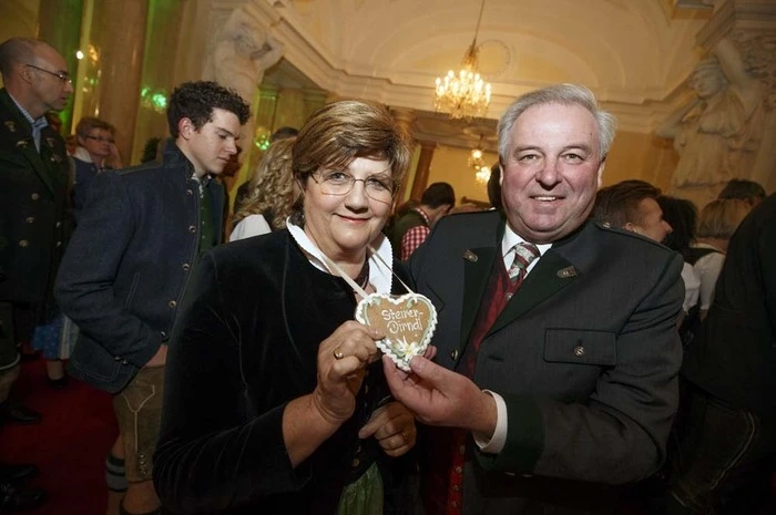 Landeshauptmann Hermann Schützenhöfer mit einem Herz für sein "Steirerdirndl" Marianne
