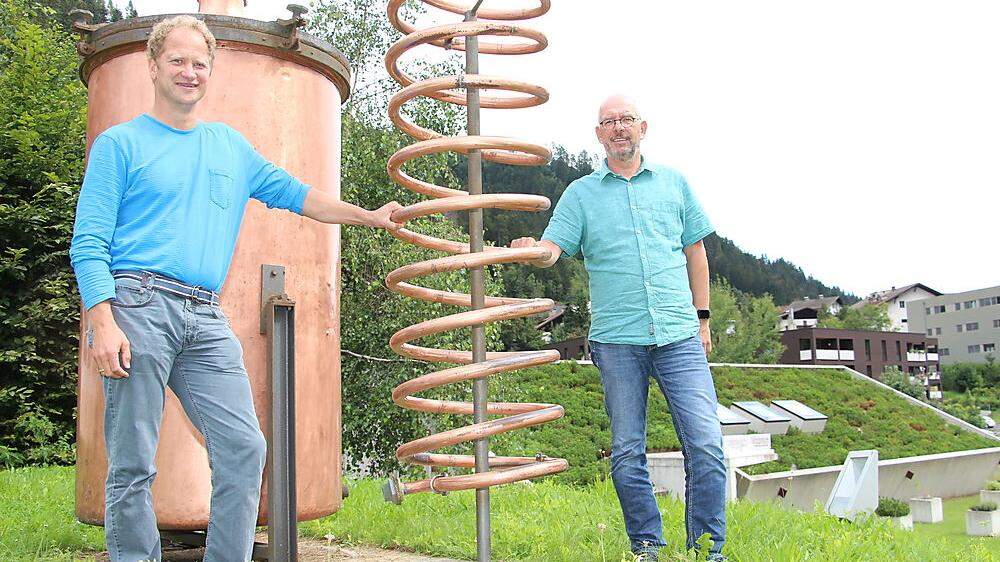 Stefan (links) und Michael Unterweger bauen noch heuer eine Brennerei