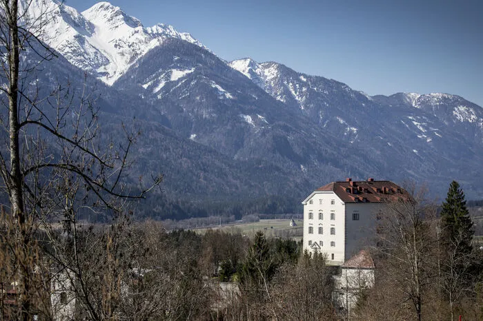 Das Schloss ist in einer grandiosen Bergwelt eingebettet.