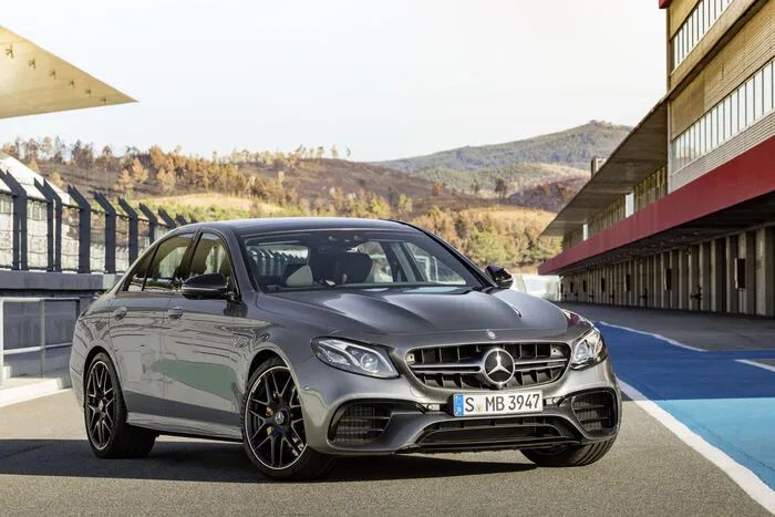 Mercedes-AMG hat den V8 mit der Zylinderabschaltung ausgestattet. Im Teillastbereich werden die Zylinder zwei, drei, fünf und acht – also insgesamt vier – deaktiviert, was den Kraftstoffverbrauch absenkt. Außerdem kann der AMG segeln: Nimmt der Fahrer im Bereich von 60 bis 160 km/h den Fuß vom Gaspedal, öffnet die Kupplung und der Motor wird vom Antriebsstrang abgekoppelt.