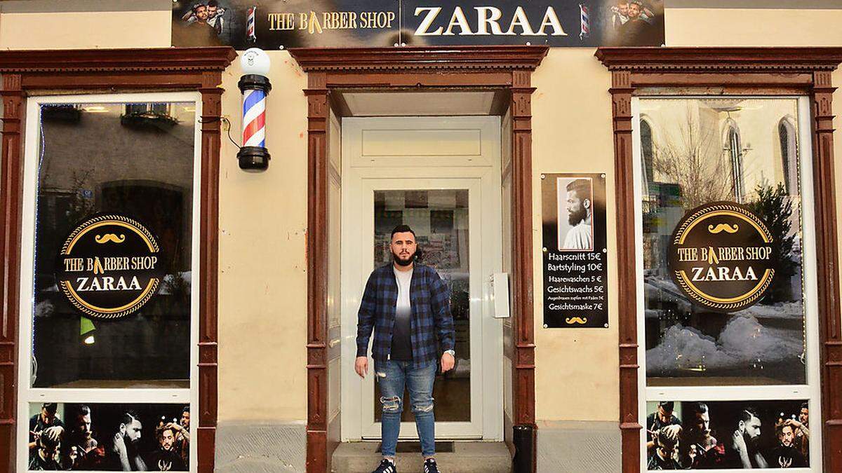 Wael Heso vor dem Eingang in seinen neuen Salon &quot;The Barber Shop Zaraa&quot; in der Hauptstraße in Hermagor