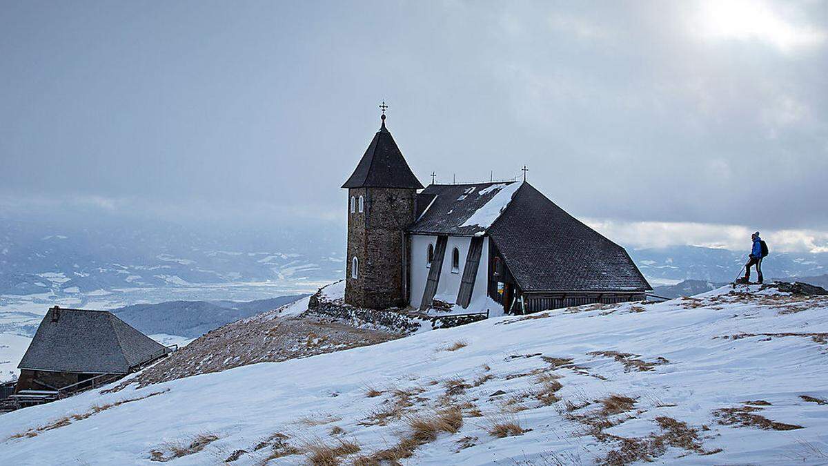 Aufgrund der exponierten Lage ist die Wallfahrtskirche Maria Schnee weithin sichtbar